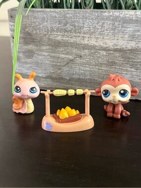 Littlest Pet Shop Firepit with corn [NO PETS]